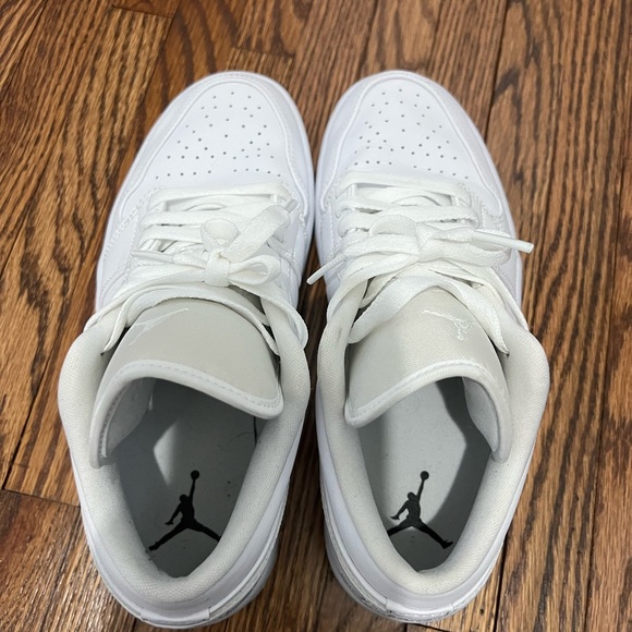Nike low top Jordan sneakers great condition Womens 7.5 - Picture 4 of 6